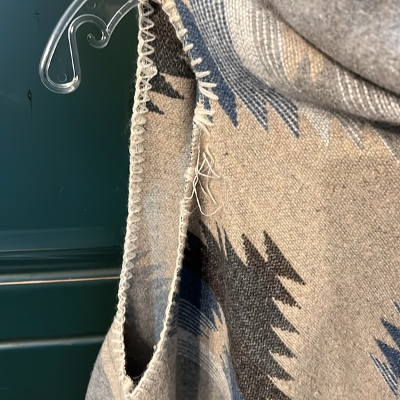 Shoulder-less Cardigan - Picture 3 of 6